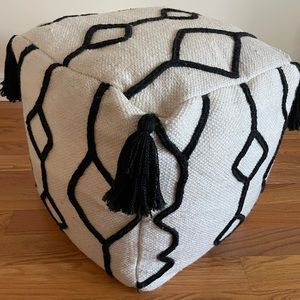 White &black pouf!